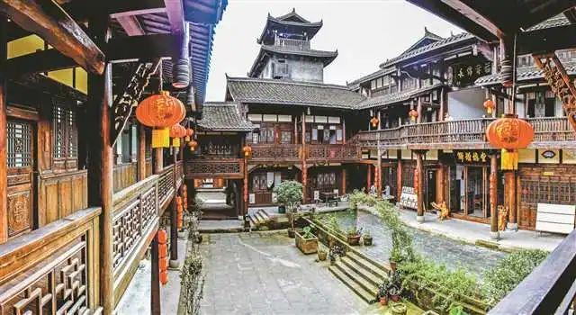 六十八岁周润发参加半马两小时二十六分完赛