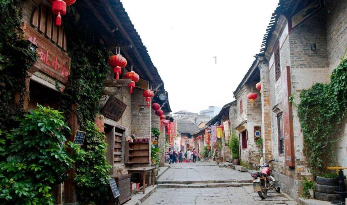 沙漏型身材的女生腰很细，曲线感很强，怎么穿搭可以扬长避短？游戏画面